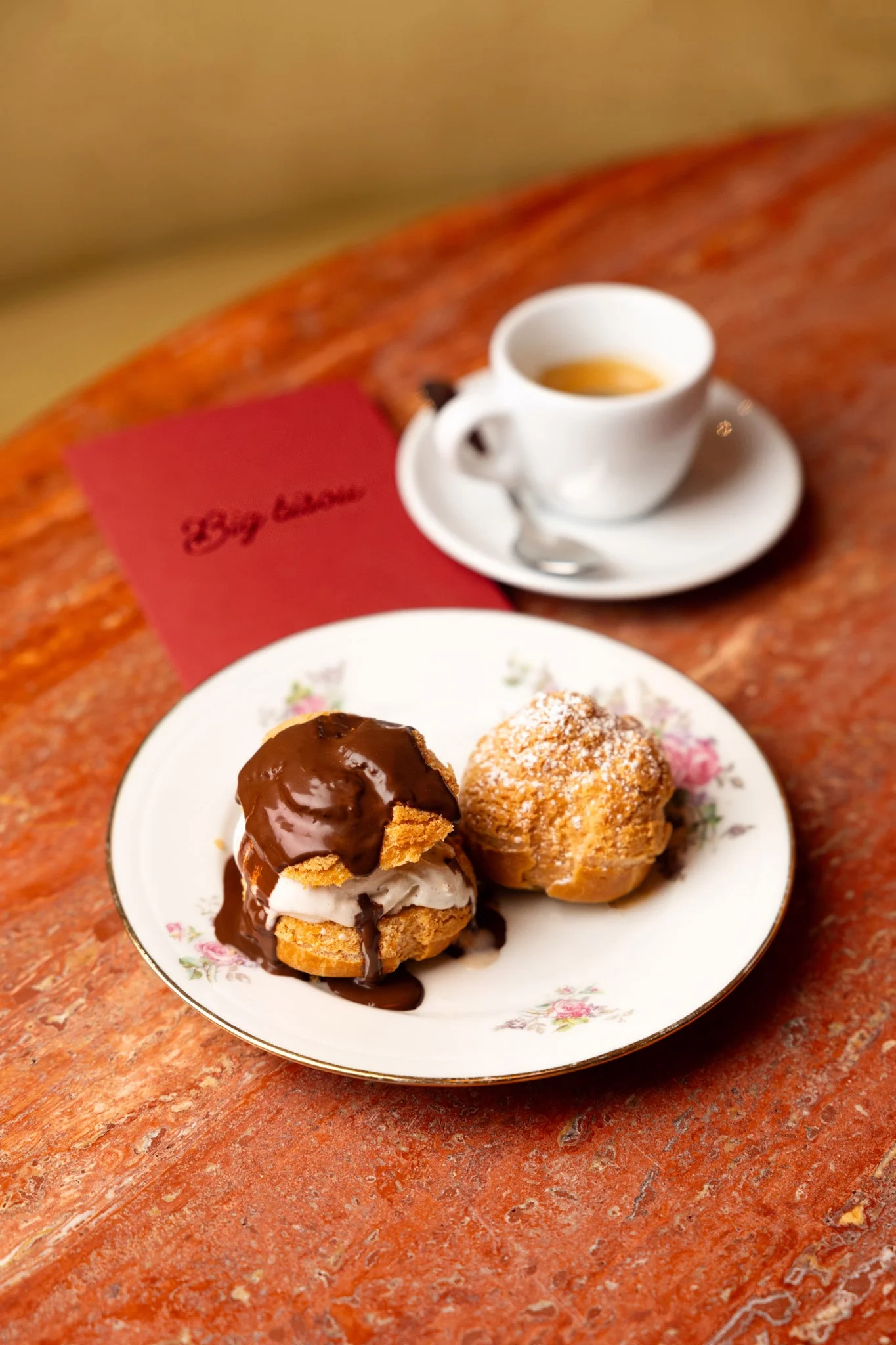 Café et petits choux sur une table chez Rosalie